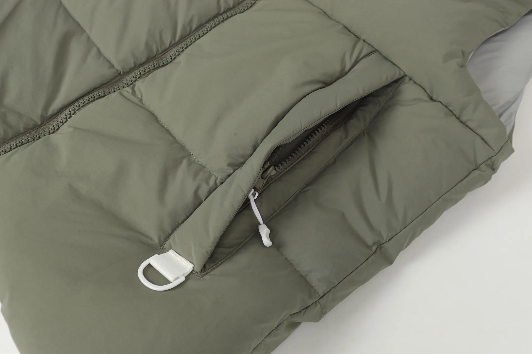 P480 CANADA GOOSE/PASTELS capsule white label series down vest The white label series is a capsule limited series and the most popular PASTELS series this year. The chest labels are all white badges with pure silicone texture. The pattern has a strong contrast between concave and convex. The topographic map of Canada on the badge is lifelike. The plastic material used for currency logos on the market is very hard to the touch! Our original independent order accessories are all custom-made original accessories. The imported YKK zipper has correct teeth and the zipper teeth are very thick. The zipper webbing logo is printed with three M fluorescent colors and the original custom-made washed logo. The placket webbing and wiring details are all restored. Color: Black Pure White Light Pink Khaki Moonlight Gray Size: XS S M L XL